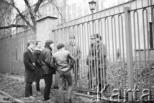 25.09.-2.12.1981, Warszawa, Polska.
Strajk w Wyższej Oficerskiej Szkole Pożarnictwa w Warszawie. Strajkujący walczyli o to, aby WOSP została objęta ustawą o szkolnictwie wyższym. 30 września Rada Ministrów podjęła decyzję o rozwiązaniu uczelni, a 12 grudnia strajk został spacyfikowany. Na zdjęciu: rozmowa ze strajkującymi.
Fot. NN, zbiory Ośrodka KARTA, przekazali Elżbieta i Jakub Święciccy