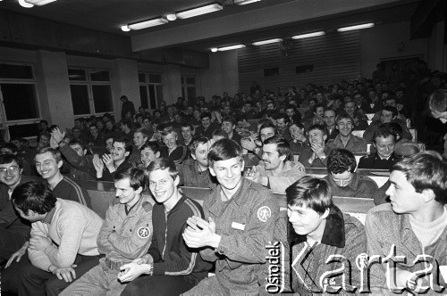 25.09.-2.12.1981, Warszawa, Polska.
Strajk w Wyższej Oficerskiej Szkole Pożarnictwa w Warszawie. Strajkujący walczyli o to, aby WOSP została objęta ustawą o szkolnictwie wyższym. 30 września Rada Ministrów podjęła decyzję o rozwiązaniu uczelni, a 12 grudnia strajk został spacyfikowany. Na zdjęciu: strajkujący podchorążowie.
Fot. NN, zbiory Ośrodka KARTA, przekazali Elżbieta i Jakub Święciccy