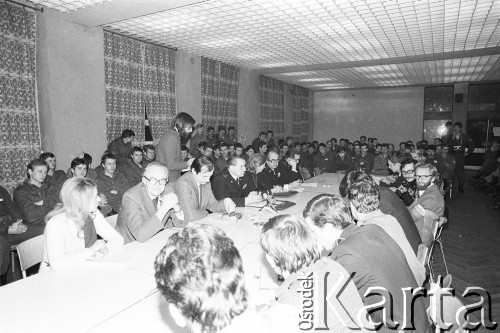 25.09.-2.12.1981, Warszawa, Polska.
Strajk w Wyższej Oficerskiej Szkole Pożarnictwa w Warszawie. Strajkujący walczyli o to, aby WOSP została objęta ustawą o szkolnictwie wyższym. 30 września Rada Ministrów podjęła decyzję o rozwiązaniu uczelni, a 12 grudnia strajk został spacyfikowany. Na zdjęciu: rozmowy Komitetu Strajkowego z Komisją Międzyresortową (przedstawiciele Ministerstwa Spraw Wewnętrznych, Ministerstwa Nauki, Szkolnictwa Wyższego i Techniki i Komendy Głównej Straży Pożarnej).
Fot. NN, zbiory Ośrodka KARTA, przekazali Elżbieta i Jakub Święciccy