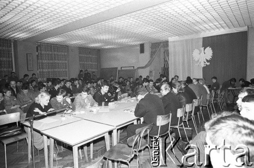 25.09.-2.12.1981, Warszawa, Polska.
Strajk w Wyższej Oficerskiej Szkole Pożarnictwa w Warszawie. Strajkujący walczyli o to, aby WOSP została objęta ustawą o szkolnictwie wyższym. 30 września Rada Ministrów podjęła decyzję o rozwiązaniu uczelni, a 12 grudnia strajk został spacyfikowany. Na zdjęciu: rozmowy Komitetu Strajkowego z Komisją Międzyresortową (przedstawiciele Ministerstwa Spraw Wewnętrznych, Ministerstwa Nauki, Szkolnictwa Wyższego i Techniki i Komendy Głównej Straży Pożarnej).
Fot. NN, zbiory Ośrodka KARTA, przekazali Elżbieta i Jakub Święciccy