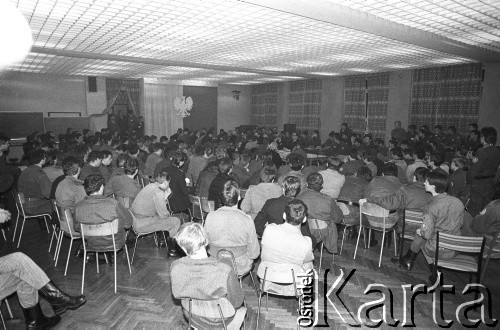 25.09.-2.12.1981, Warszawa, Polska.
Strajk w Wyższej Oficerskiej Szkole Pożarnictwa w Warszawie. Strajkujący walczyli o to, aby WOSP została objęta ustawą o szkolnictwie wyższym. 30 września Rada Ministrów podjęła decyzję o rozwiązaniu uczelni, a 12 grudnia strajk został spacyfikowany. Na zdjęciu: rozmowy Komitetu Strajkowego z Komisją Międzyresortową (przedstawiciele Ministerstwa Spraw Wewnętrznych, Ministerstwa Nauki, Szkolnictwa Wyższego i Techniki i Komendy Głównej Straży Pożarnej).
Fot. NN, zbiory Ośrodka KARTA, przekazali Elżbieta i Jakub Święciccy