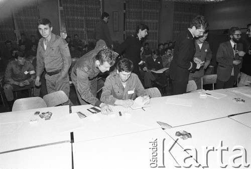 25.09.-2.12.1981, Warszawa, Polska.
Strajk w Wyższej Oficerskiej Szkole Pożarnictwa w Warszawie. Strajkujący walczyli o to, aby WOSP została objęta ustawą o szkolnictwie wyższym. 30 września Rada Ministrów podjęła decyzję o rozwiązaniu uczelni, a 12 grudnia strajk został spacyfikowany. Na zdjęciu: rozmowy Komitetu Strajkowego z Komisją Międzyresortową (przedstawiciele Ministerstwa Spraw Wewnętrznych, Ministerstwa Nauki, Szkolnictwa Wyższego i Techniki i Komendy Głównej Straży Pożarnej).
Fot. NN, zbiory Ośrodka KARTA, przekazali Elżbieta i Jakub Święciccy