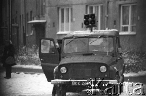 25.09.-2.12.1981, Warszawa, Polska.
Strajk w Wyższej Oficerskiej Szkole Pożarnictwa w Warszawie. Strajkujący walczyli o to, aby WOSP została objęta ustawą o szkolnictwie wyższym. 30 września Rada Ministrów podjęła decyzję o rozwiązaniu uczelni, a 12 grudnia strajk został spacyfikowany. Na zdjęciu: samochód z nagłośnieniem.
Fot. NN, zbiory Ośrodka KARTA, przekazali Elżbieta i Jakub Święciccy