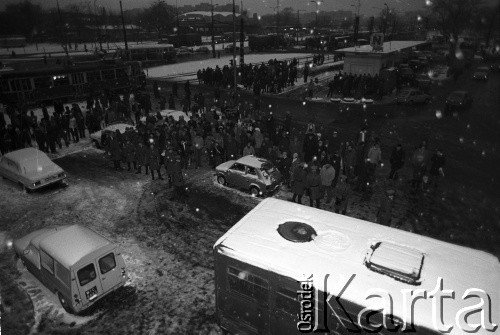 25.09.-2.12.1981, Warszawa, Polska.
Strajk w Wyższej Oficerskiej Szkole Pożarnictwa w Warszawie. Strajkujący walczyli o to, aby WOSP została objęta ustawą o szkolnictwie wyższym. 30 września Rada Ministrów podjęła decyzję o rozwiązaniu uczelni, a 12 grudnia strajk został spacyfikowany. Na zdjęciu:  ludzie pod siedzibą uczelni.
Fot. NN, zbiory Ośrodka KARTA, przekazali Elżbieta i Jakub Święciccy