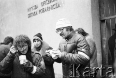 25.09.-2.12.1981, Warszawa, Polska.
Strajk w Wyższej Oficerskiej Szkole Pożarnictwa w Warszawie. Strajkujący walczyli o to, aby WOSP została objęta ustawą o szkolnictwie wyższym. 30 września Rada Ministrów podjęła decyzję o rozwiązaniu uczelni, a 12 grudnia strajk został spacyfikowany. Na zdjęciu: ludzie przed siedzibą uczelni. 
Fot. NN, zbiory Ośrodka KARTA, przekazali Elżbieta i Jakub Święciccy