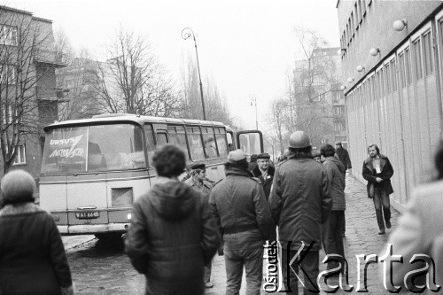 25.09.-2.12.1981, Warszawa, Polska.
Strajk w Wyższej Oficerskiej Szkole Pożarnictwa w Warszawie. Strajkujący walczyli o to, aby WOSP została objęta ustawą o szkolnictwie wyższym. 30 września Rada Ministrów podjęła decyzję o rozwiązaniu uczelni, a 12 grudnia strajk został spacyfikowany. Na zdjęciu: przy siedzibie uczelni. 
Fot. NN, zbiory Ośrodka KARTA, przekazali Elżbieta i Jakub Święciccy