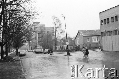 25.09.-2.12.1981, Warszawa, Polska.
Strajk w Wyższej Oficerskiej Szkole Pożarnictwa w Warszawie. Strajkujący walczyli o to, aby WOSP została objęta ustawą o szkolnictwie wyższym. 30 września Rada Ministrów podjęła decyzję o rozwiązaniu uczelni, a 12 grudnia strajk został spacyfikowany. Na zdjęciu: przed siedzibą uczelni.
Fot. NN, zbiory Ośrodka KARTA, przekazali Elżbieta i Jakub Święciccy