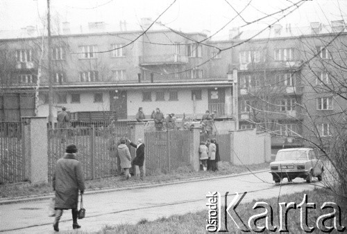 25.09.-2.12.1981, Warszawa, Polska.
Strajk w Wyższej Oficerskiej Szkole Pożarnictwa w Warszawie. Strajkujący walczyli o to, aby WOSP została objęta ustawą o szkolnictwie wyższym. 30 września Rada Ministrów podjęła decyzję o rozwiązaniu uczelni, a 12 grudnia strajk został spacyfikowany. Na zdjęciu: podchorążowie rozmawiają przez ogrodzenie. 
Fot. NN, zbiory Ośrodka KARTA, przekazali Elżbieta i Jakub Święciccy