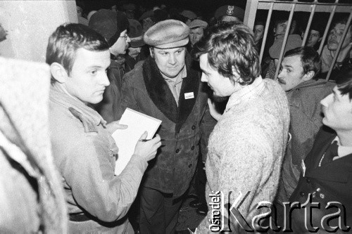 25.09.-2.12.1981, Warszawa, Polska.
Strajk w Wyższej Oficerskiej Szkole Pożarnictwa w Warszawie. Strajkujący walczyli o to, aby WOSP została objęta ustawą o szkolnictwie wyższym. 30 września Rada Ministrów podjęła decyzję o rozwiązaniu uczelni, a 12 grudnia strajk został spacyfikowany. Na zdjęciu: działacz 