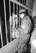 25.09.-2.12.1981, Warszawa, Polska.
Strajk w Wyższej Oficerskiej Szkole Pożarnictwa w Warszawie. Strajkujący walczyli o to, aby WOSP została objęta ustawą o szkolnictwie wyższym. 30 września Rada Ministrów podjęła decyzję o rozwiązaniu uczelni, a 12 grudnia strajk został spacyfikowany. Na zdjęciu: przy bramie uczelni.
Fot. NN, zbiory Ośrodka KARTA, przekazali Elżbieta i Jakub Święciccy