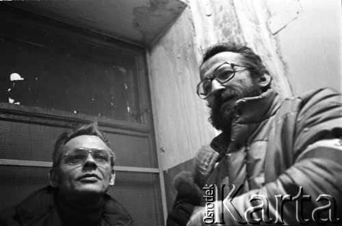 Po 13.12.1981, Warszawa, Polska.
Punkt dystrybucji darów, które napływały z Zachodu dla działaczy Solidarności. Na zdjęciu m.in. Mieczysław Klasa (1. z prawej).
Fot. NN, zbiory Ośrodka KARTA, przekazali Elżbieta i Jakub Święciccy