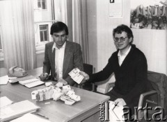 Styczeń 1982, Szwecja.
Zbiórka pieniędzy dla Polski. Zebrano ponad 22 000 koron. Na zdjęciu Jakub Święcicki (z lewej) i Ulo Ignats. 
Fot. NN, zbiory Ośrodka KARTA, przekazali Elżbieta i Jakub Święciccy