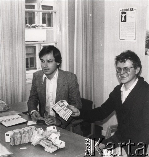 Styczeń 1982, Szwecja.
Zbiórka pieniędzy dla Polski. Zebrano ponad 22 000 koron. Na zdjęciu Jakub Święcicki (z lewej) i Ulo Ignats. 
Fot. NN, zbiory Ośrodka KARTA, przekazali Elżbieta i Jakub Święciccy