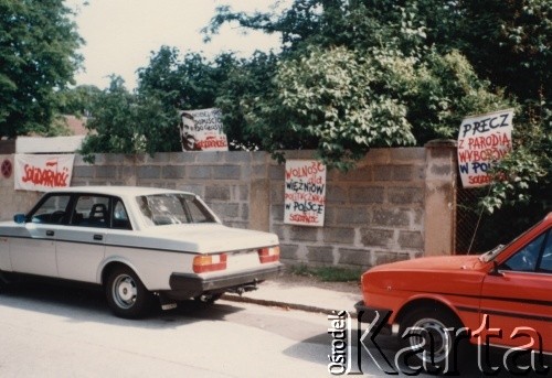 Maj 1984, Malmo, Szwecja.
Uczestnicy demonstracji pod konsulatem polskim w protestują przeciwko wyborom do rad narodowych w Polsce. Na murze plakaty z napisami: 