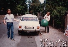 Maj 1984, Malmo, Szwecja.
Uczestnicy demonstracji pod konsulatem polskim w protestują przeciwko wyborom do rad narodowych w Polsce. Na zdjęciu z balonem Andrzej Kolaszewski.
Fot. NN, zbiory Ośrodka KARTA, udostępnili Elżbieta i Jakub Święciccy