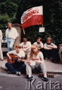 Maj 1984, Malmo, Szwecja.
Uczestnicy demonstracji pod konsulatem polskim w protestują przeciwko wyborom do rad narodowych w Polsce.
Fot. NN, zbiory Ośrodka KARTA, udostępnili Elżbieta i Jakub Święciccy