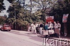 Maj 1984, Malmo, Szwecja.
Uczestnicy demonstracji pod konsulatem polskim w protestują przeciwko wyborom do rad narodowych w Polsce.
Fot. NN, zbiory Ośrodka KARTA, udostępnili Elżbieta i Jakub Święciccy