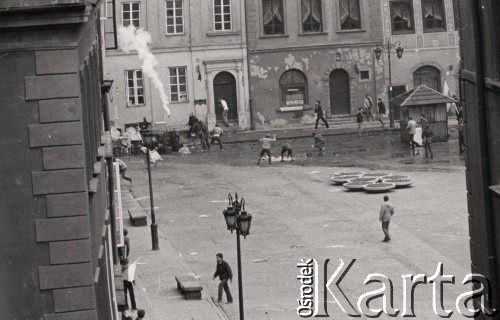 3.05.1982, Warszawa, Polska.
Manifestacja niezależna na Starym Mieście. Starcie manifestantów z milicją.
Fot. NN, zbiory Ośrodka KARTA, przekazali Elżbieta i Jakub Święciccy