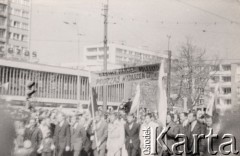 1.05.1971, Szczecin, Polska.
Pierwszy po Grudniu 1970 pochód pierwszomajowy. Na transparencie napis: 
