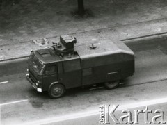 1981-1982, Polska.
Samochód opancerzony.
Fot. NN,  zbiory Ośrodka KARTA, udostępnili Elżbieta i Jakub Święciccy. 
