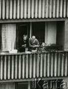 1981-1982, Polska.
Ludzie w maskach gazowych w oknie mieszkania.
Fot. NN,  zbiory Ośrodka KARTA, udostępnili Elżbieta i Jakub Święciccy. 
   
