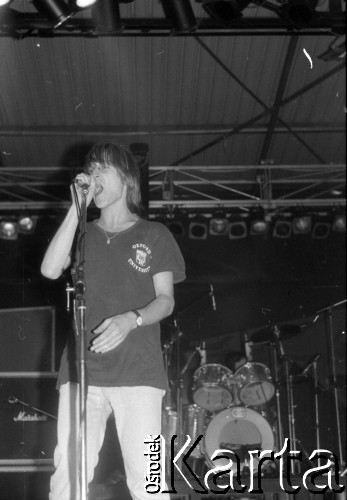 03-06.08.1988, Jarocin, Polska.
Festiwal Muzyki Rockowej Jarocin '88, n/z zespół Chłopcy z Placu Broni, wokalista Bogdan Łyszkiewicz.
Fot. Artur Polit, zbiory Fundacji Ośrodka KARTA