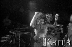 1988-1989, Warszawa, Polska.
Koncert zespołu Izrael, namiot cyrku Intersalto, n/z Vivian Quarco-Brylewska.
Fot. Artur Polit, zbiory Fundacji Ośrodka KARTA