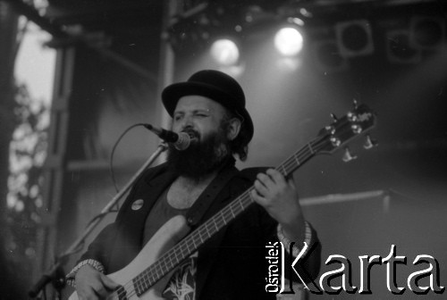 03-06.08.1988, Jarocin, Polska.
Festiwal Muzyki Rockowej Jarocin '88, n/z zespół Recydywa Blues Band, wokalista Andrzej Bluszcz.
Fot. Artur Polit, zbiory Fundacji Ośrodka KARTA