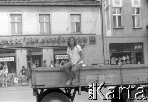 03-06.08.1988, Jarocin, Polska.
Festiwal Muzyki Rockowej Jarocin '88, Rynek w Jarocinie.
Fot. Artur Polit, zbiory Fundacji Ośrodka KARTA