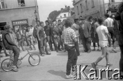 03-06.08.1988, Jarocin, Polska.
Festiwal Muzyki Rockowej Jarocin '88, Rynek w Jarocinie.
Fot. Artur Polit, zbiory Fundacji Ośrodka KARTA