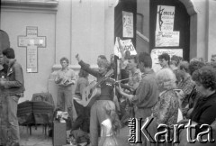 03-06.08.1988, Jarocin, Polska.
Festiwal Muzyki Rockowej Jarocin '88, n/z grupa muzyczna przed kościółem św. Marcina.
Fot. Artur Polit, zbiory Fundacji Ośrodka KARTA