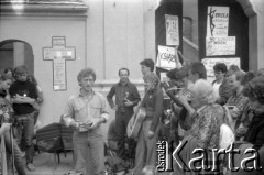 03-06.08.1988, Jarocin, Polska.
Festiwal Muzyki Rockowej Jarocin '88, n/z grupa muzyczna przed kościółem św. Marcina.
Fot. Artur Polit, zbiory Fundacji Ośrodka KARTA