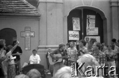 03-06.08.1988, Jarocin, Polska.
Festiwal Muzyki Rockowej Jarocin '88, n/z grupa muzyczna przed kościółem św. Marcina.
Fot. Artur Polit, zbiory Fundacji Ośrodka KARTA