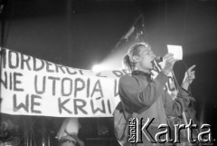 1989, Warszawa, Polska.
Festiwal muzyczny w namiocie Intersalto, n/z protest przeciwko masakrze na placu Tienanmen w Pekinie, transparent z napisem 