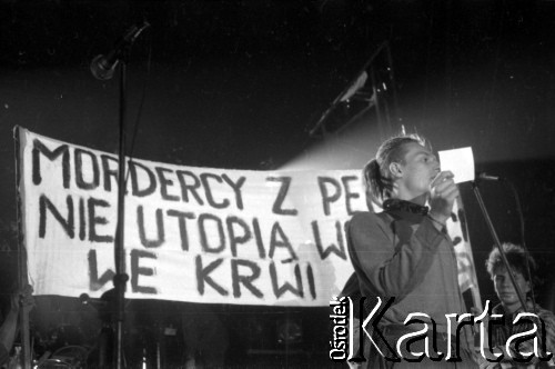 1989, Warszawa, Polska.
Festiwal muzyczny w namiocie Intersalto, n/z protest przeciwko masakrze na placu Tienanmen w Pekinie, transparent z napisem 