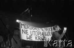 1989, Warszawa, Polska.
Festiwal muzyczny w namiocie Intersalto, n/z protest przeciwko masakrze na placu Tienanmen w Pekinie, transparent z napisem 