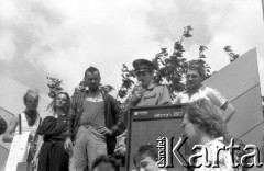 03-06.08.1988, Jarocin, Polska.
Festiwal Muzyki Rockowej Jarocin '88. Wybory Miss Jarocina, od lewej Punk, Miss Jarocina 1987, Skinhead, Milicjant.
Fot. Artur Polit, zbiory Fundacji Ośrodka KARTA