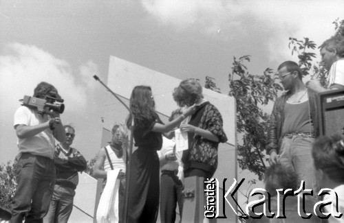 03-06.08.1988, Jarocin, Polska.
Festiwal Muzyki Rockowej Jarocin '88. Wybory Miss Jarocina, dekoracja laureatki.
Fot. Artur Polit, zbiory Fundacji Ośrodka KARTA