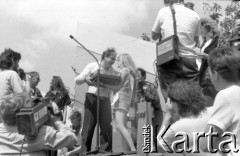 03-06.08.1988, Jarocin, Polska.
Festiwal Muzyki Rockowej Jarocin '88, wybory Miss Jarocina, wręczenie nagrody laureatce.
Fot. Artur Polit, zbiory Fundacji Ośrodka KARTA