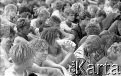 03-06.08.1988, Jarocin, Polska.
Festiwal Muzyki Rockowej Jarocin '88, wybory Miss Jarocina, n/z publiczność.
Fot. Artur Polit, zbiory Fundacji Ośrodka KARTA