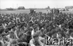 03-06.08.1988, Jarocin, Polska.
Festiwal Muzyki Rockowej Jarocin '88, wybory Miss Jarocina, n/z publiczność.
Fot. Artur Polit, zbiory Fundacji Ośrodka KARTA