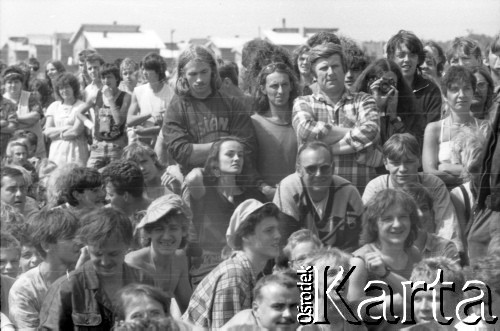 03-06.08.1988, Jarocin, Polska.
Festiwal Muzyki Rockowej Jarocin '88, wybory Miss Jarocina, n/z publiczność.
Fot. Artur Polit, zbiory Fundacji Ośrodka KARTA