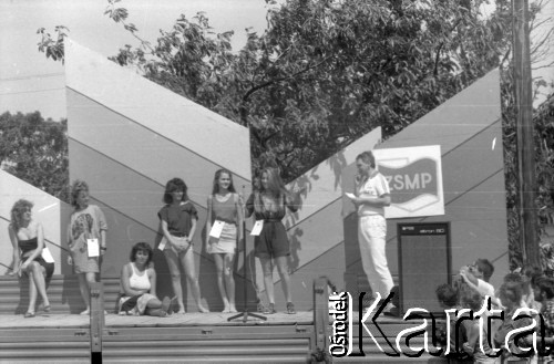 03-06.08.1988, Jarocin, Polska.
Festiwal Muzyki Rockowej Jarocin '88, wybory Miss Jarocina.
Fot. Artur Polit, zbiory Fundacji Ośrodka KARTA