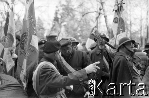 1988-1989, Warszawa, Polska.
Marsz kombatantów Armii Krajowej.
Fot. Artur Polit, zbiory Fundacji Ośrodka KARTA