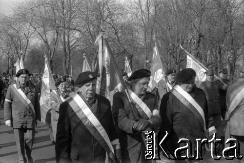 1988-1989, Warszawa, Polska.
Marsz kombatantów Armii Krajowej.
Fot. Artur Polit, zbiory Fundacji Ośrodka KARTA