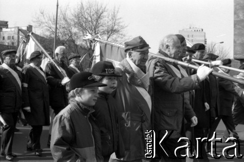 1988-1989, Warszawa, Polska.
Marsz kombatantów Armii Krajowej, ul. Tamka.
Fot. Artur Polit, zbiory Fundacji Ośrodka KARTA