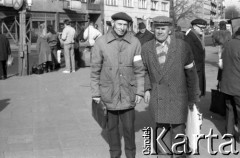 1988-1989, Warszawa, Polska.
Marsz kombatantów Armii Krajowej, n/z z lewej pan Dragan, Sybirak.
Fot. Artur Polit, zbiory Fundacji Ośrodka KARTA