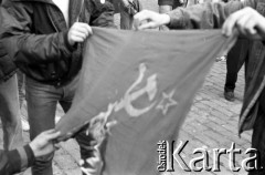 1989, Warszawa, Polska.
Demonstracja niezależna, Plac Zamkowy. N/z palenie flagi z sierpem i młotem.
Fot. Artur Polit, zbiory Fundacji Ośrodka KARTA