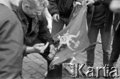 1989, Warszawa, Polska.
Plac Zamkowy.
Fot. Artur Polit, zbiory Fundacji Ośrodka KARTA1989, Warszawa, Polska.
Demonstracja niezależna, Plac Zamkowy. N/z palenie flagi z sierpem i młotem.
Fot. Artur Polit, zbiory Fundacji Ośrodka KARTA