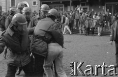 1989, Warszawa, Polska.
Plac Zamkowy.
Fot. Artur Polit, zbiory Fundacji Ośrodka KARTA1989, Warszawa, Polska.
Demonstracja niezależna, Plac Zamkowy, n/z interwencja milicji.
Fot. Artur Polit, zbiory Fundacji Ośrodka KARTA